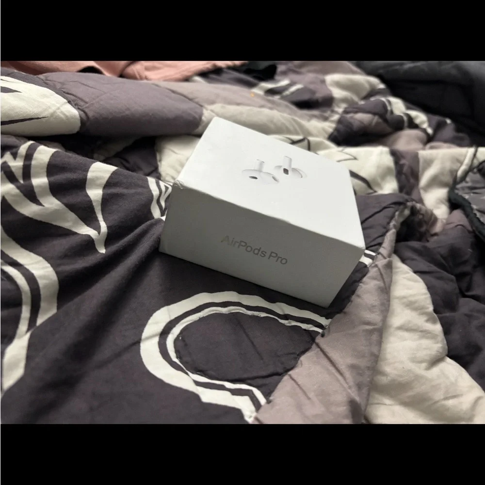 Apple Black Wireless Earbuds with Noise Cancellation
